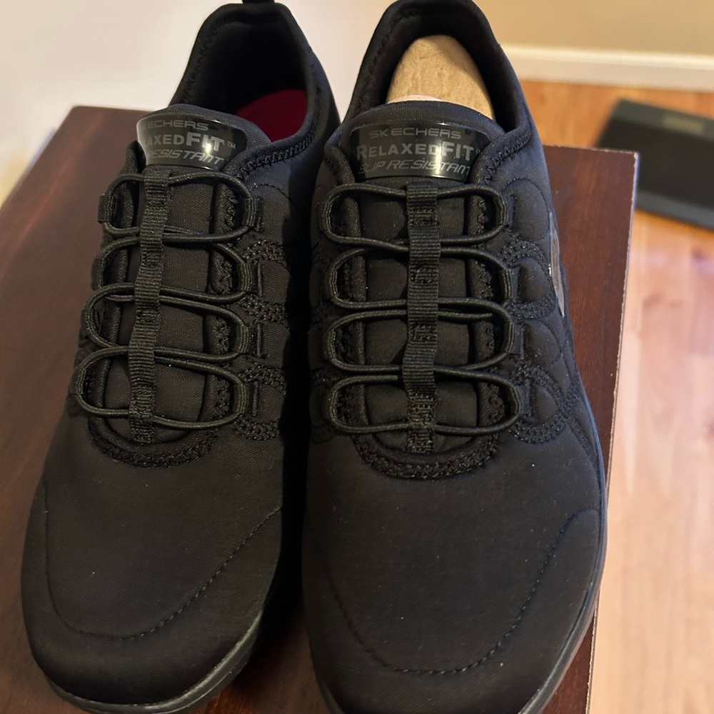 Size 7.5 Sketchers Non Slip Tennis Shoe